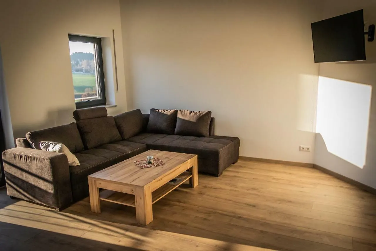 Landhaus Ferienwohnungen mit Pool und Wellness Neukirchen-Balbini 0*,