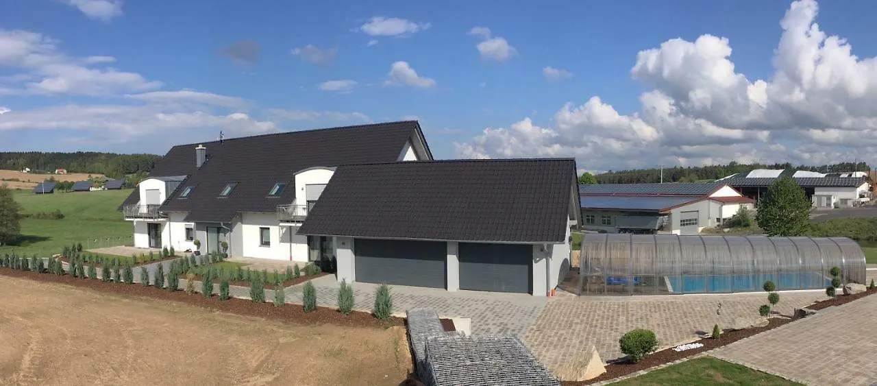 Landhaus Ferienwohnungen mit Pool und Wellness Neukirchen-Balbini 0*,
